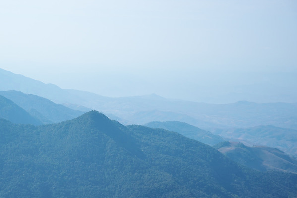 포토 JPG 해외이미지 나무 구름 백그라운드 자연 하늘 산 풍경 사람없음 파란색 안개 정상 숲 언덕 북쪽 해외202004 해외포토 자연요소 식물 컬러 날씨 방향 생태계 파일형식 이미지허브