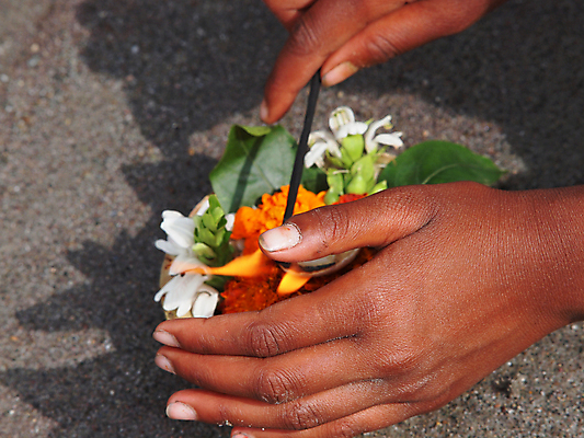 포토 JPG 해외이미지 전통 꽃 아시아 종교 문화 모래 여행 휴가 기념 관리 사람 동양인 이벤트 사람없음 강 축제 수확 기도 축하 인디언 집중 예배 신성 1월 순례 순례자 힌두교 해외202004 해외포토 식물 나라 컨셉 농업 아메리카 인종 날짜 파일형식 이미지허브