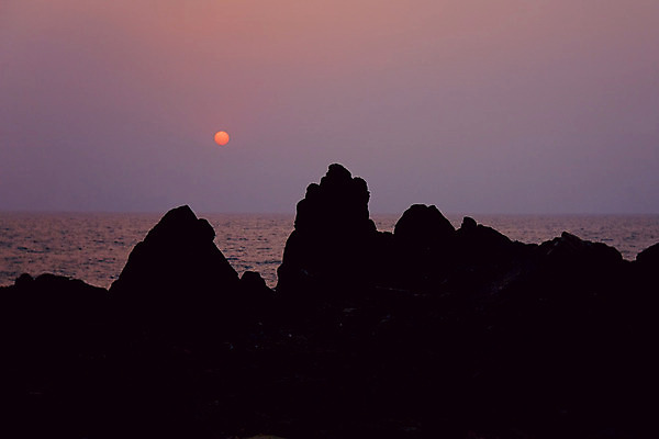 포토 JPG 해외이미지 아시아 파도 바다 여행 오렌지 자연 하늘 휴가 산 항해 따뜻함 풍경 사람없음 야외 가로 물 여름 태양 일몰 흙더미 해외202004 해외포토 자연요소 계절 나라 배_교통 과일 노을 흙 생태계 파일형식 더미 이미지허브