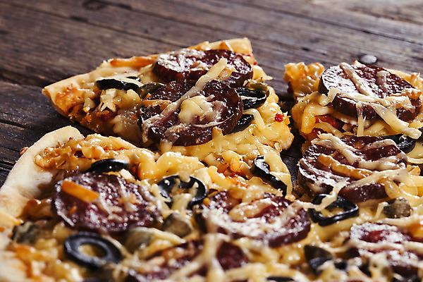 포토 JPG 해외이미지 유럽 조각 토마토 치즈 피자 요리 사람없음 주방 검은색 식사 저녁식사 이탈리아 신선 달콤 폐기물 자르기 굽기 유기농 올리브 점심식사 살라미 페퍼로니 해외202004 해외포토 웰빙 열매 나라 컬러 채소 모션 유제품 패스트푸드 서양음식 소시지 맛 쓰레기 구이 파일형식 이미지허브