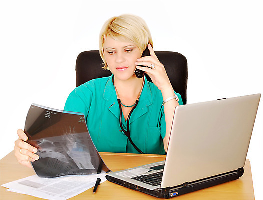 포토 JPG 해외이미지 백인 직업 여자 유니폼 통신 노동자 엑스레이 건강 병원 대화 한명 성인 초록색 노트북 스마트폰 컴퓨터 금발 약 간호사 의사 광선 부름 돌봄 방사선 헬프 해외202004 해외포토 서양인 1 헤어스타일 옷 컬러 의학 모션 말하기 사람 전자제품 핸드폰 스마트기기 의료진 도움 파일형식 이미지허브