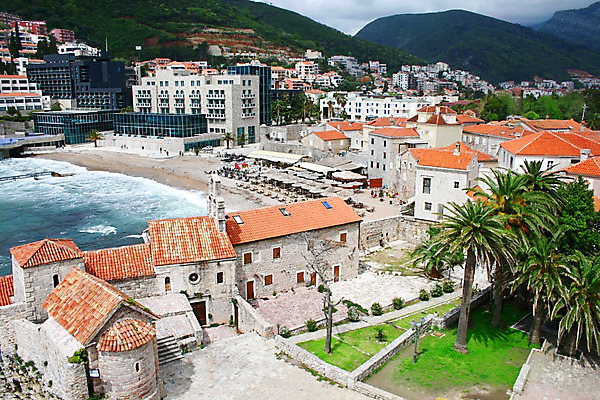 포토 JPG 해외이미지 나무 유럽 바다 여행 건축양식 호텔 지붕 새로움 산 주택 손바닥 풍경 사람없음 건물 빨간색 초록색 물 봄 바위 성 휴양지 타운 몬테네그로 발칸반도 부드바 옛날 해외202004 해외포토 자연요소 식물 건축물 손 계절 건축 나라 컬러 컨셉 숙소 장소 돌_바위 도시 파일형식 이미지허브