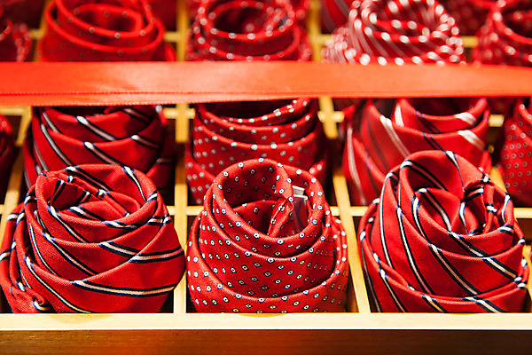 포토 JPG 해외이미지 직업 드레스 옷 패턴 비즈니스 넥타이 선반 설명 정장 사람없음 가로 빨간색 쇼핑 유행 상점 이탈리아 직물 면 비즈니스맨 클래식 우아함 실크 밀라노 스타일 해외202004 해외포토 잡화 남자 유럽 컬러 가구 컨셉 무늬 모션 직장인 파일형식 이미지허브