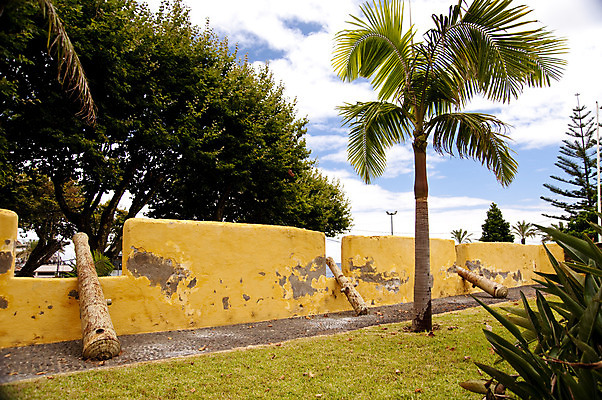 포토 JPG 해외이미지 나무 벽 건축양식 하늘 표면 거리 주택 사람없음 야외 건물 여름 컬러풀 햇빛 노란색 마을 와인 총 도시 그리기 성 포르투갈 모자이크 해적 타운 대포 옛날 해외202004 해외포토 식물 건축물 계절 건축 유럽 무기 컬러 모션 주류 태양 도둑 파일형식 이미지허브