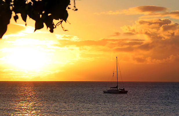 포토 JPG 해외이미지 문화 모래 섬 휴가 건강 그림자 사람없음 빨간색 물 파란색 야자수 여행객 미국 일몰 새벽 만 저녁 하와이 태평양 남쪽 파라다이스 해외202004 해외포토 자연요소 나무 바다 컬러 북아메리카 사람 노을 야간 방향 파일형식 이미지허브