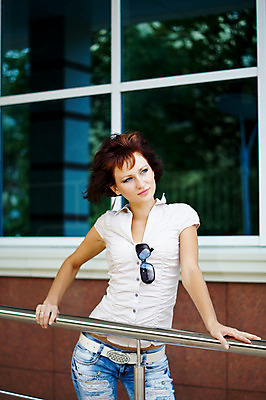 포토 JPG 해외이미지 응시 공원 행복 포즈 자연 갈색머리 건강 한명 미소 풍경 청춘 산책 기쁨 달콤 내추럴 러시아인 스타일 해외202004 해외포토 서양인 1 헤어스타일 시선 공공시설 감정 컨셉 휴식 표정 사람 맛 생태계 파일형식 이미지허브