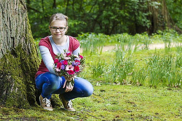포토 JPG 해외이미지 나무 손 공원 꽃 행복 유럽 안경 어린이 꽃다발 엄마 기념 선물 사랑 한명 미소 사람 야외 가로 초록색 컬러풀 금발 햇빛 장미 정원 맑음 놀람 봄 기쁨 생일 다발 주기 데이지 거베라 유지 카피스페이스 어머니의날 해외202004 해외포토 식물 1 헤어스타일 잡화 계절 공공시설 기념일 감정 나라 컬러 가족 모션 날씨 표정 신체부위 태양 공백 미국문화 파일형식 이미지허브