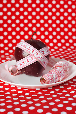 포토 JPG 해외이미지 접시 음식 컨셉 다이어트 과일 건강 사람없음 빨간색 에너지 악단 사과 몸무게 먹기 날씬함 적자 해외202004 해외포토 식기 음악 컬러 모션 몸매 파일형식 이미지허브